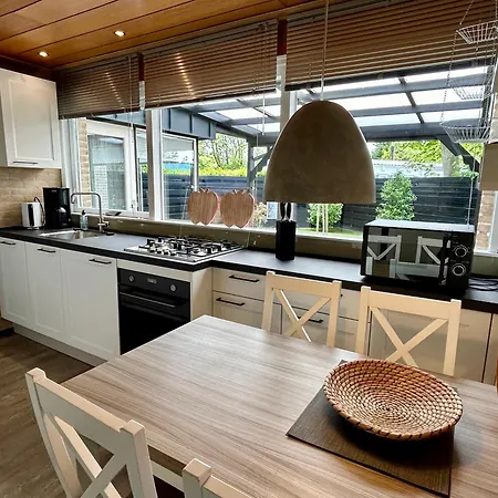 Holiday home De Schelp 6